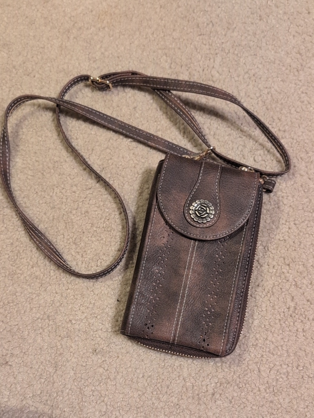 Cluci Brown Crossbody Clutch With Phone Pocket